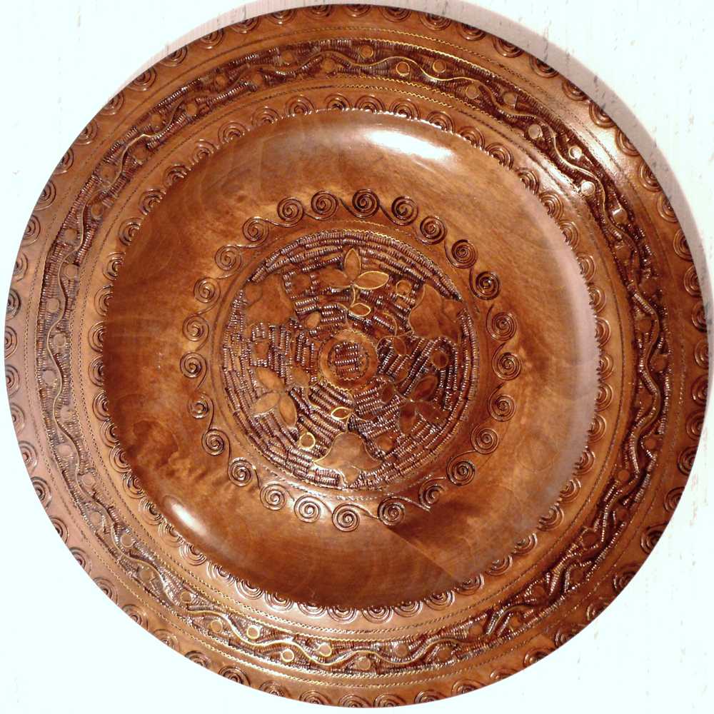 Dřevěný ozdobný talíř vykládaný mosazí