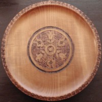 Dřevěný ozdobný talíř vykládaný mosazí