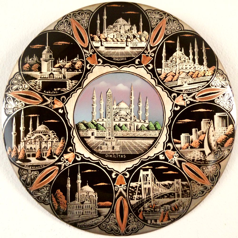 Mosazný talíř s osmi obázky dominant Istambulu
