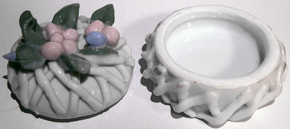 Malá porcelánová dóza půlkulatá zdobená barevnými květy