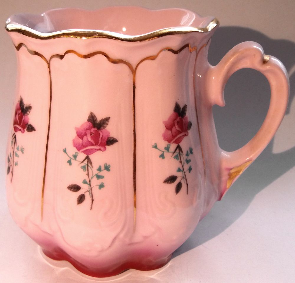 Růžový hrnek z porceláky v Chodově